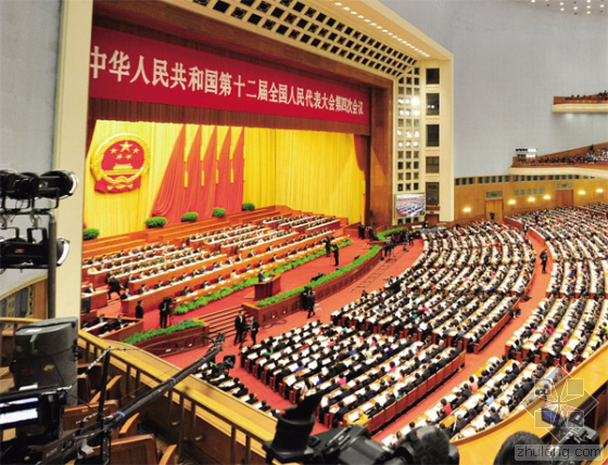 當(dāng)日上午，國(guó)務(wù)院總理李克強(qiáng)在會(huì)上做了2016年政府工作報(bào)告。